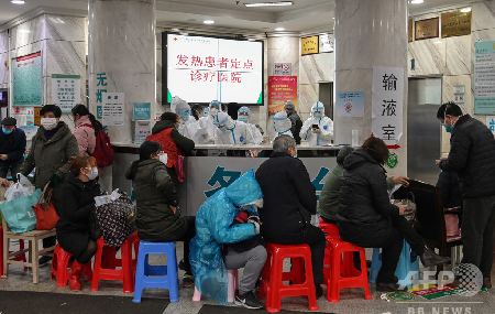 遂に初の死者が市中感染者から - それでも何もせずお気楽なままの政府_c0315619_15074949.png