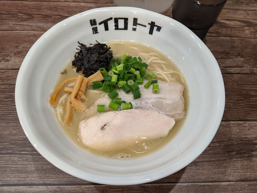 麺屋イロトヤさんで、魚介白湯塩らーめん（札幌市東区北23東13：2020年19杯目）_f0397261_18161820.jpg