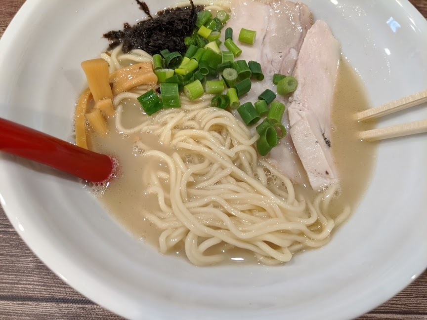 麺屋イロトヤさんで、魚介白湯塩らーめん（札幌市東区北23東13：2020年19杯目）_f0397261_18304643.jpg