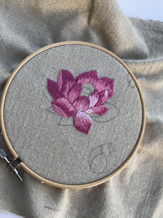 ハスの花の刺繍をしています。 : vogelhaus note