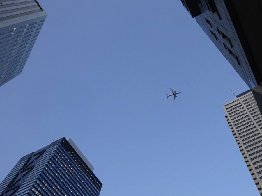 新宿副都心上空に飛行機 佐野いくおのブログ