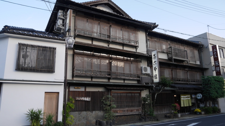 宮津の旧市街地に建つ木造三階旅館―茶六本館_a0385880_23013466.jpg