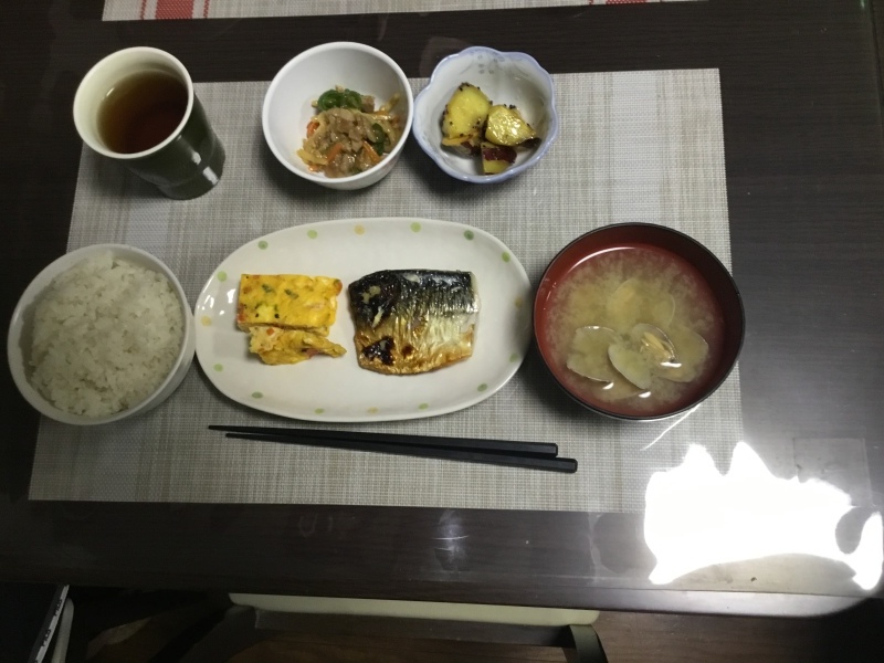 ひまわり荘 夕食 サバの塩焼き チンジャオロース スパニッシュオムレツ 大学いも アサリの味噌汁 今日の献立 ひまわり荘 夕食 サバの塩焼き チンジャオロース スパニッシュオムレツ 大学いも アサリの味噌汁 今日の献立