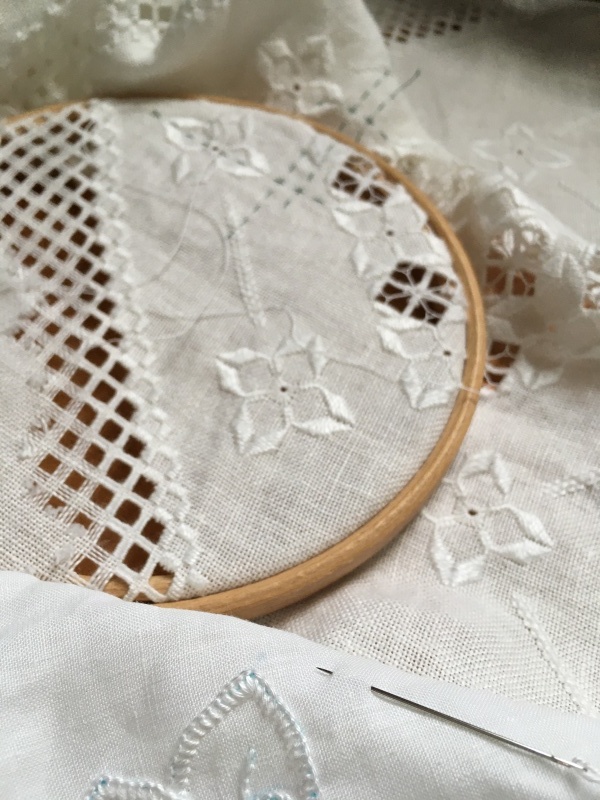 白糸刺繍 ハーダンガー カットワーク_a0374562_14223480.jpeg