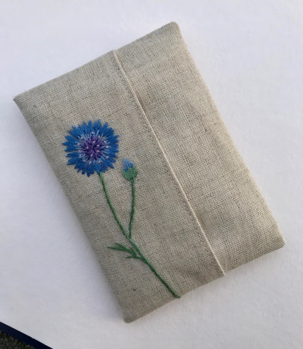 矢車菊の刺繍ティッシュケースを作りました。_a0138978_16555774.jpeg