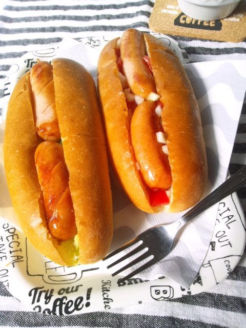 ２つの味のホットドッグ ザワークラフト風キャベツ サルサソース味 Minha Praia
