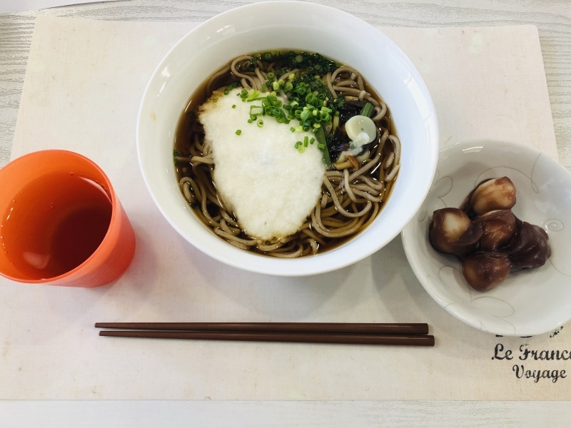 ひだまり工房 昼食 山菜とろろ蕎麦 あん団子 今日の献立