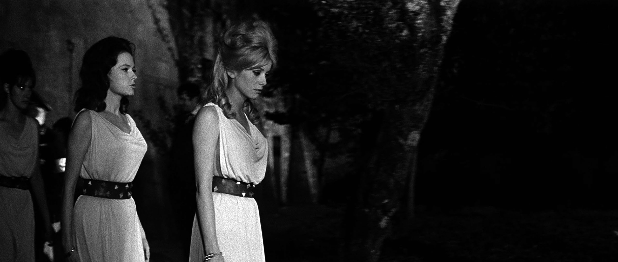  ルチアナ・パルッツィ（Luciana Paluzzi）「悪徳の栄え」（1963）《後半》_e0042361_10401832.jpg