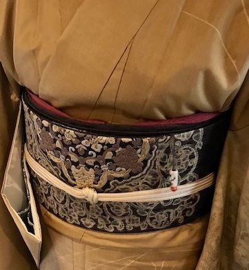 新年会・素敵な訪問着に夾纈(きょうけち)刺繍帯・猫の日_f0181251_16100183.jpg