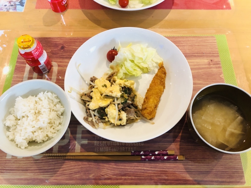 あじさい荘 夕食 プルコギ玉子炒め サラダ 海老フライ ご飯 大根味噌汁 今日の献立