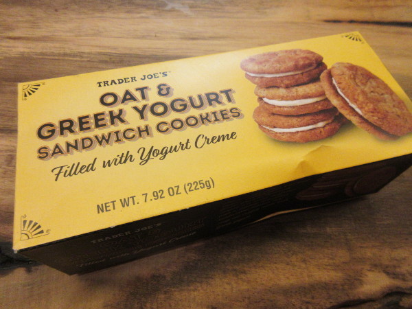 TRADER JOE\'S(トレーダージョーズ)OAT & GREEK YOGURT SANDWICH COOKIES_c0152767_20113187.jpg