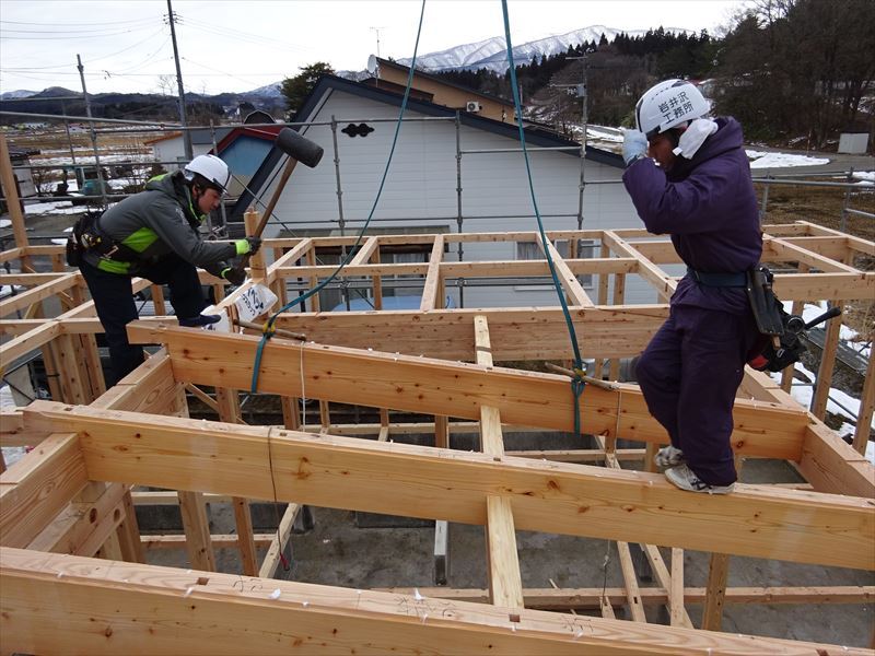 田沢湖の家　現地での建て方作業進行中！_f0105112_05031529.jpg