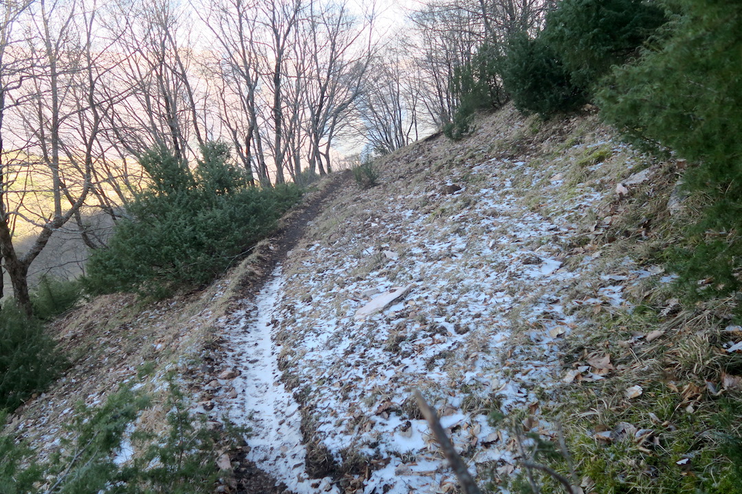 雪どけの水たまり凍るフィオンキ山_f0234936_971081.jpg