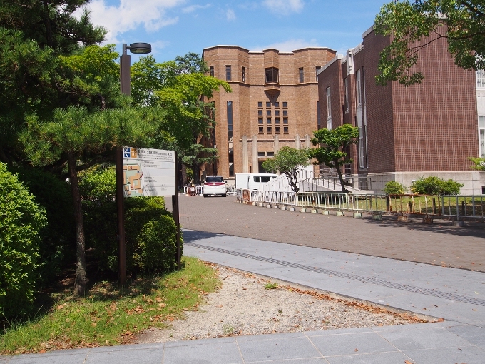 京都大学法経済学部本館_f0116479_10470266.jpg
