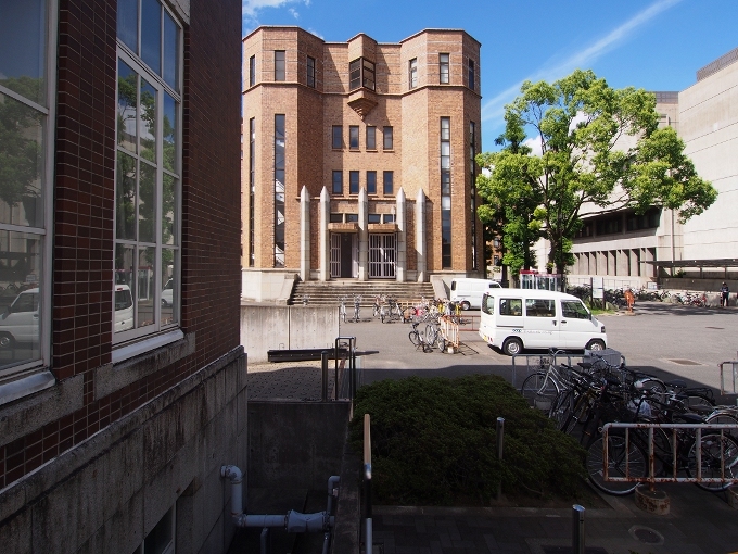京都大学法経済学部本館_f0116479_10371233.jpg