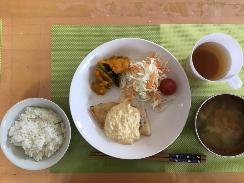 あじさい荘 昼食 カジキのムニエル タルタルソース添え かぼちゃのグラッセ コールスローサラダ 今日の献立