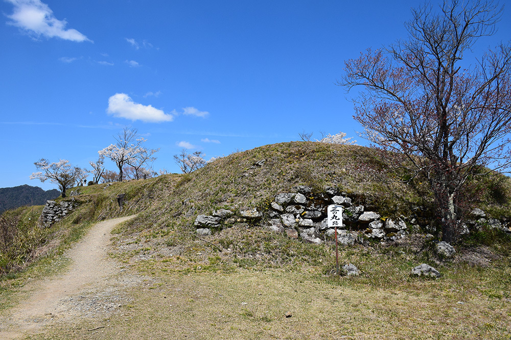 丹波の赤鬼の居城、黒井城攻城記。　その３　＜東曲輪・三ノ丸・南帯曲輪＞_e0158128_15510428.jpg