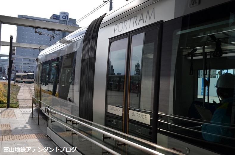 富山駅に珍客?_a0243562_13355368.jpg
