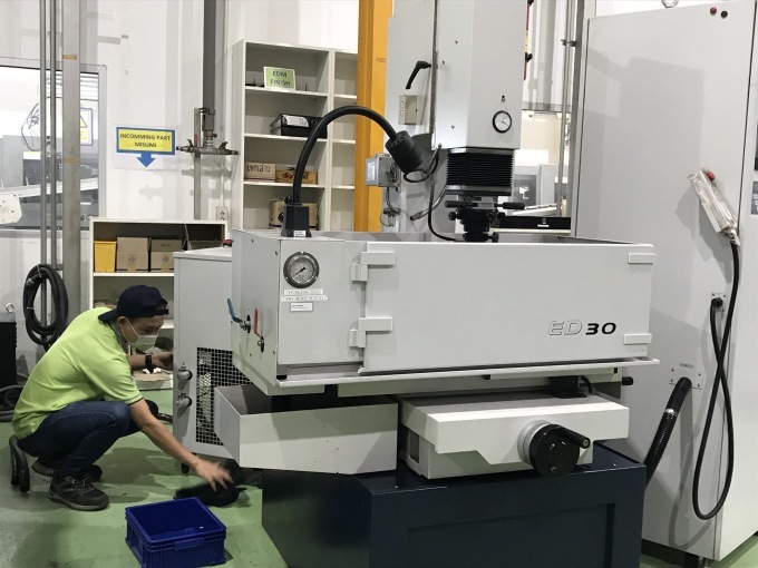 タイニッタ金型工場に、sodick 製のワイヤー加工機搬入_b0100062_15154615.jpeg