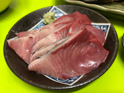 13キロのブリの尾っぽのお刺身 圭ちゃんのお鮨バンザイ 13キロのブリの尾っぽのお刺身 圭ちゃんのお鮨バンザイ