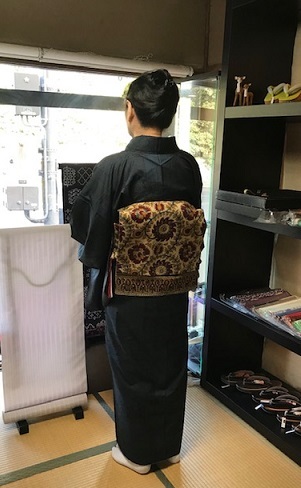 野田淳子さん・総絞りの長羽織・大島紬に更紗の帯。_f0181251_14430181.jpg