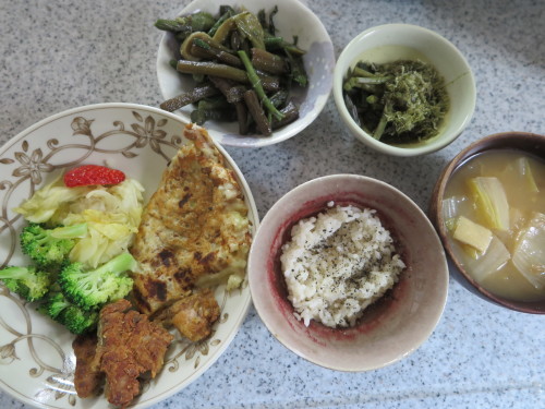 朝：ホテルブレッド、蒸かし&#127840;、小松菜添え目玉焼き＆味噌汁　昼：納豆お好み焼き、山菜煮物、わらびのお浸し＆味噌汁　夜：&#127840;、わらび煮物、ホルモン煮＆冷奴_c0075701_20311783.jpg