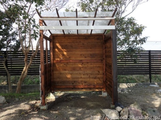初春の庭しごと 小屋のペンキ塗り_c0293787_11034137.jpg