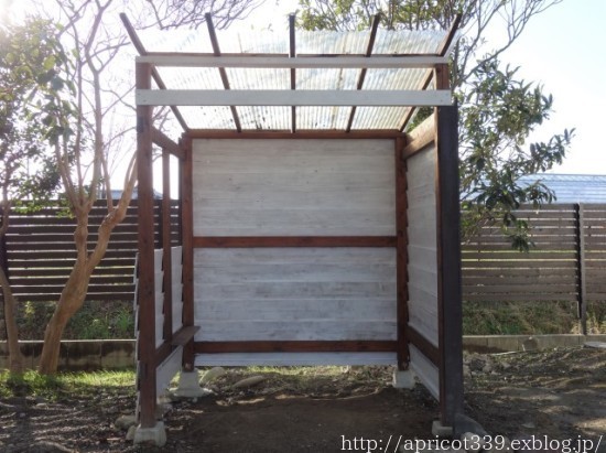 初春の庭しごと 小屋のペンキ塗り_c0293787_11054238.jpg