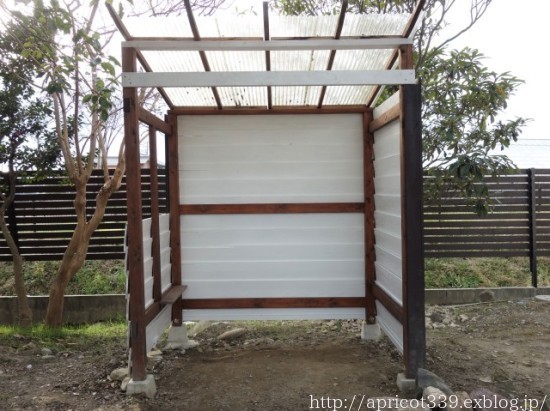 初春の庭しごと 小屋のペンキ塗り_c0293787_11055977.jpg