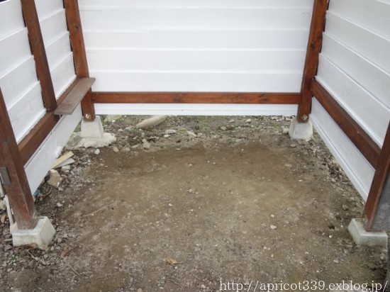 初春の庭しごと 小屋のペンキ塗り_c0293787_11061889.jpg