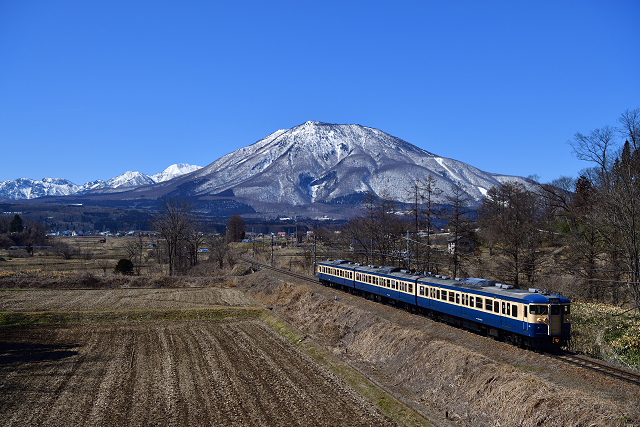 北信五岳 北信五岳を望む快晴の黒姫-古間にて115系S16編成横須賀色を撮る