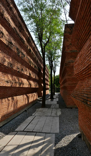 Boonserm Premthadaさんの建築_a0166284_16133133.jpg