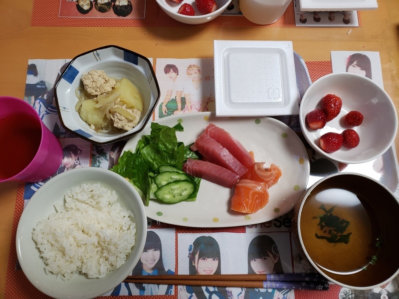 あじさい荘夕食 刺身 納豆 煮物 ごはん お吸い物 今日の献立