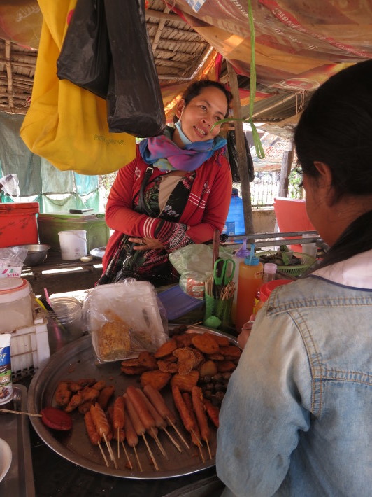 カンボジアの公立小学校の駄菓子屋さんを覗いてみよう！_e0408534_00404102.jpg