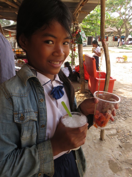 カンボジアの公立小学校の駄菓子屋さんを覗いてみよう！_e0408534_00405809.jpg