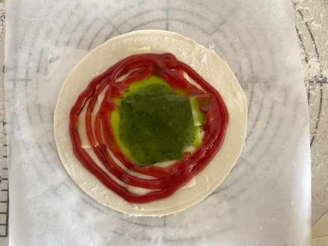 ピザ・タルトソレイユと玉子サンド_d0327373_13402163.jpeg