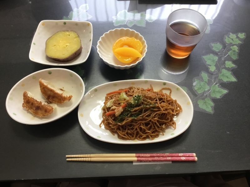 しらゆり荘 昼食 焼きそば 餃子 フルーツ 今日の献立