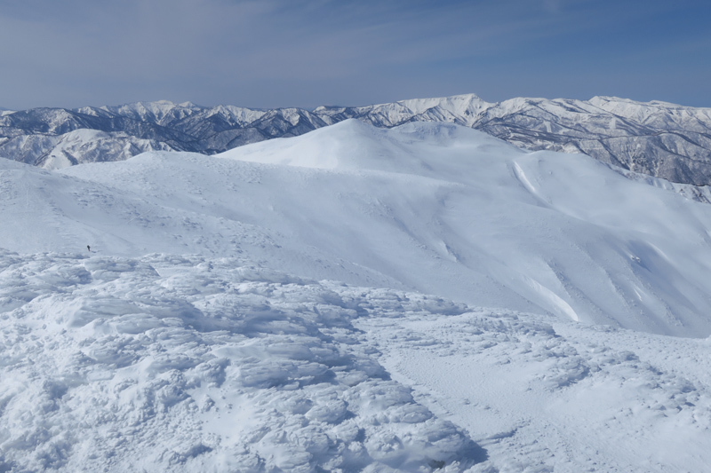 ヤカイ沢からの平標山と仙ノ倉山　（谷川連峰）_f0126932_20104340.jpg