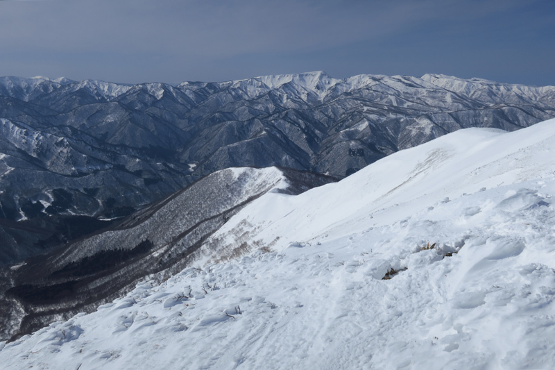 ヤカイ沢からの平標山と仙ノ倉山　（谷川連峰）_f0126932_20120252.jpg