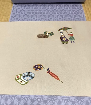 商品紹介・岡重・南蛮模様染め帯+伊と幸色無地。_f0181251_16595506.jpg