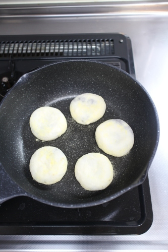フライパンで作る 薄皮あんパン_e0343145_22203134.jpg