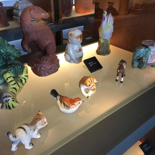 【図録・美術・骨董】台湾 台北県立鶯歌陶磁博物館 常設展示図録 鶯歌(ｲﾝｶﾞｰ)の陶瓷博物館|可愛い感動牛展は21年4月28日まで