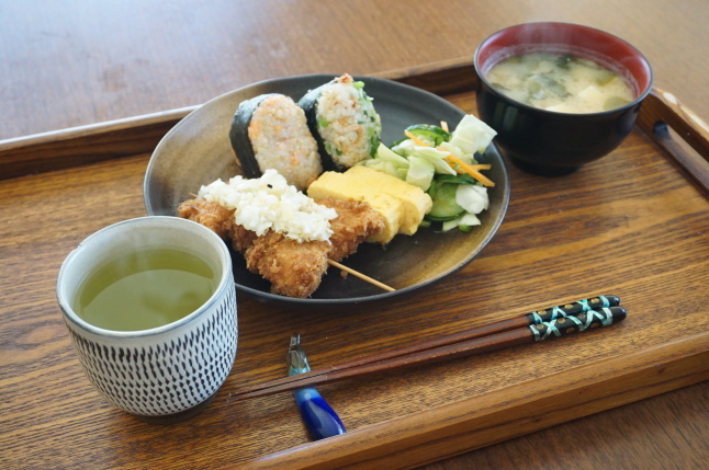 桜えびと蕪菜のおむすび、出汁巻卵 _d0348118_14343499.jpeg