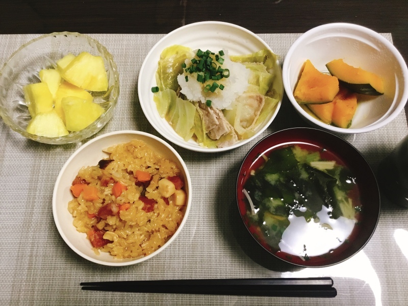 ひまわり荘 夕食 中華おこわ 豚肉とキャベツの重ね蒸し かぼちゃの甘煮 パイナップル 今日の献立