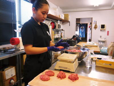 熊本県産黒毛和牛の精肉販売に向けて　「中野畜産」の牧場を現地取材！こだわりのエサについて！_a0254656_17323140.jpg