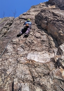 裏山でクライミング（芥見権現山の岩場）_e0064783_09164634.jpg