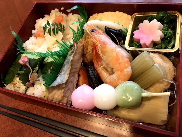 ランチは美濃吉の「花見弁当」??_c0212604_13391846.jpg