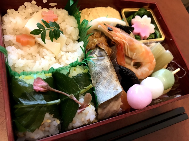 ランチは美濃吉の「花見弁当」??_c0212604_13401816.jpg