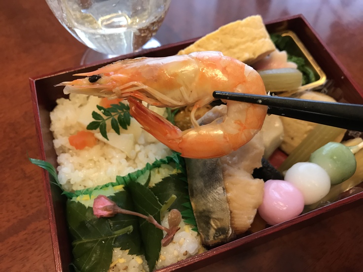 ランチは美濃吉の「花見弁当」??_c0212604_13481370.jpg