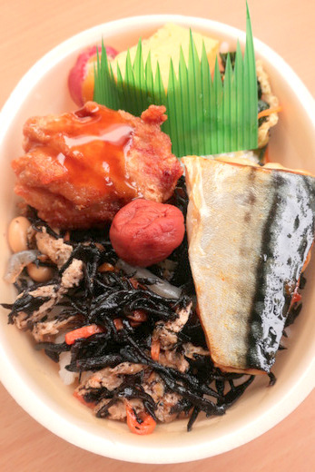 03 24 ミニミニ幕の内丼風 新発売 ほっともっと 彩 ひじき弁当 460円 期間限定 続 食欲記